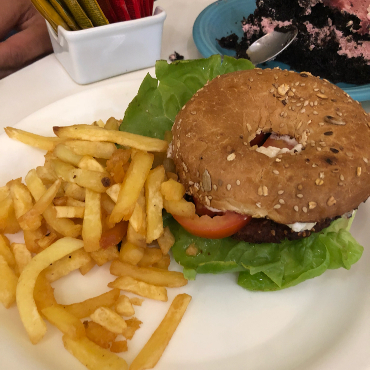 Vegan user review of Loving Hut Microcentro in Buenos Aires. Adzuki bean and pumpkin burger. 