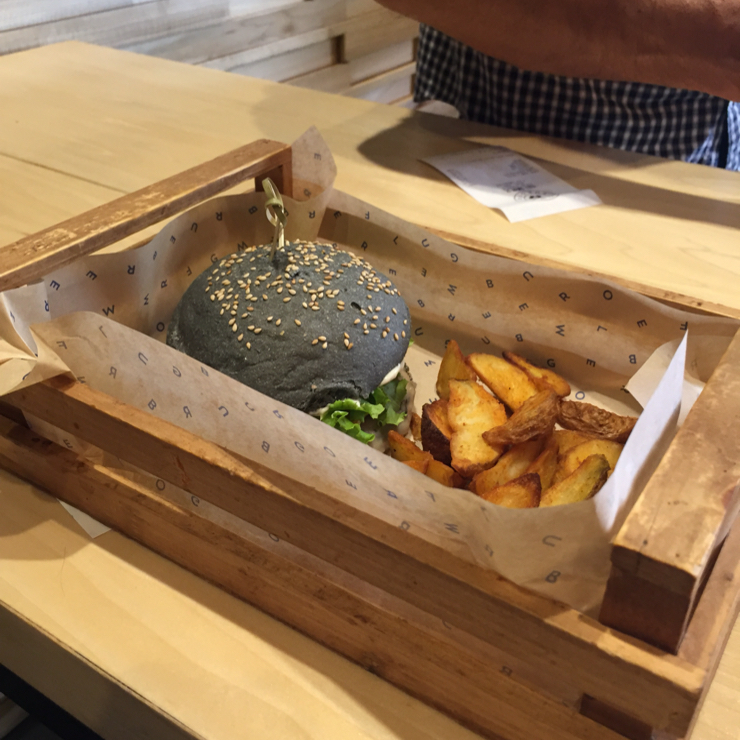 Vegan user review of Flower Burger in Roma. Very tasty bean & seitan burger. A little heavy on the mayo. 