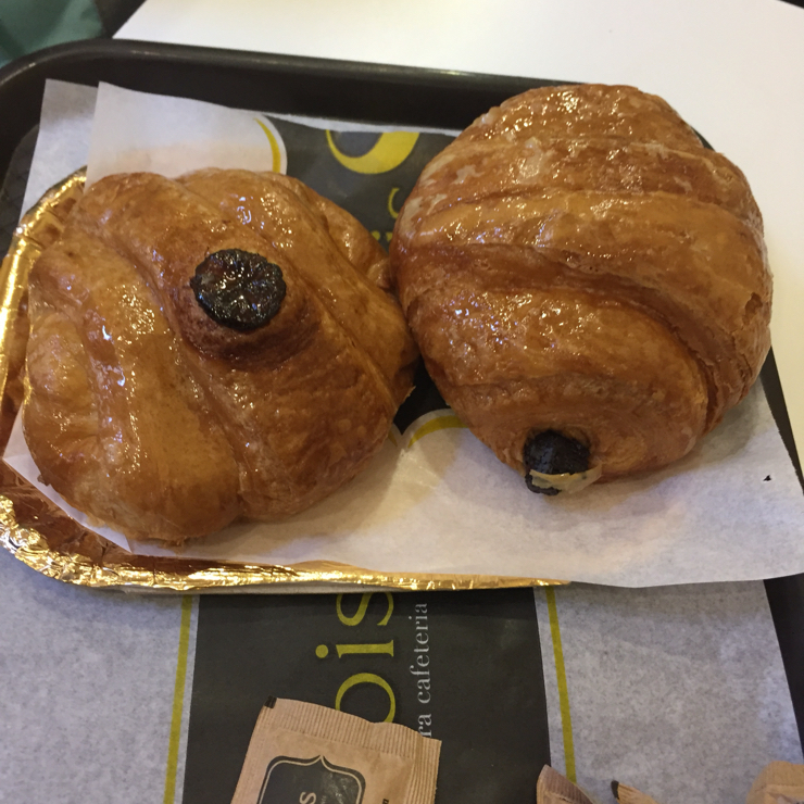 Vegan user review of CroisSants in Barcelona. Chocolate filled croissants